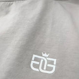 Camisetas con parte inferior ondulada en gris trueno